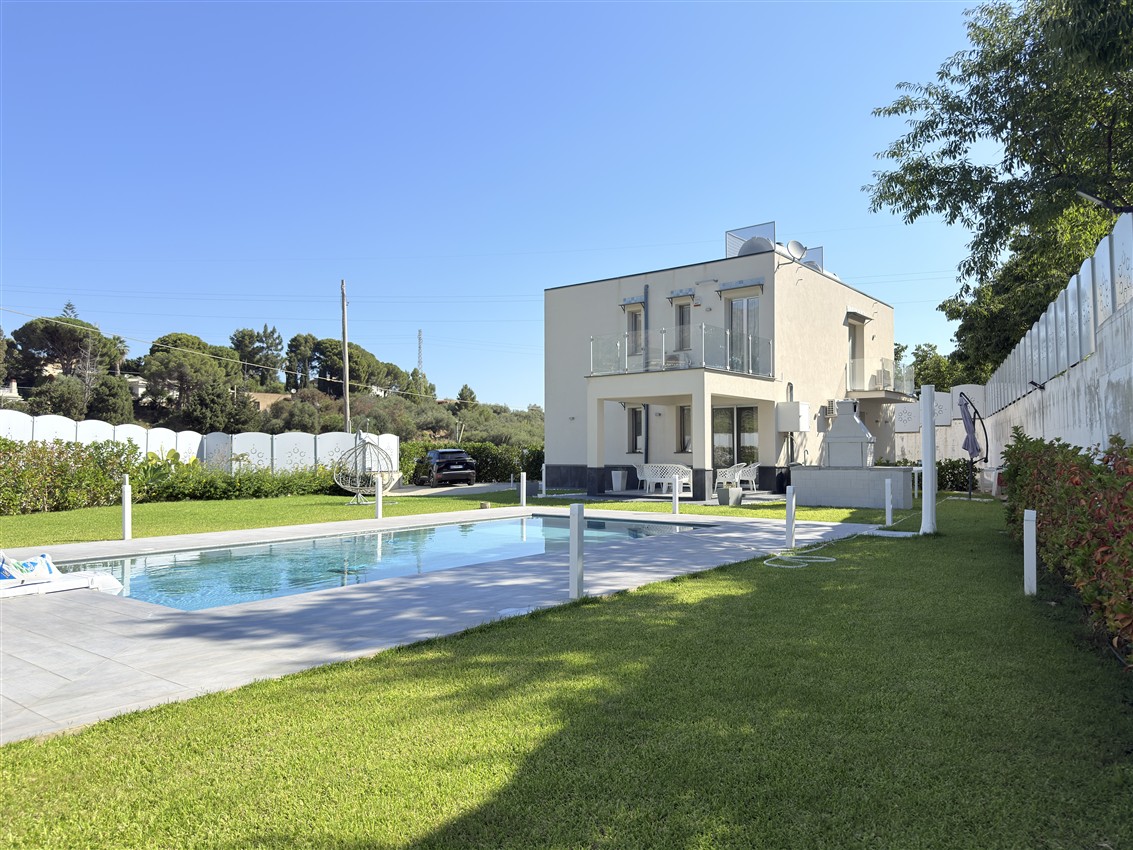 Due ville, un solo sogno. Tra il blu del mare e il fascino senza tempo di San Nicola L Arena.